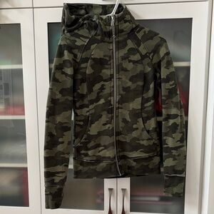 Lululemon Scuba Hoodie Green Camo SZ 4 LIKE NEW 💚💚💚